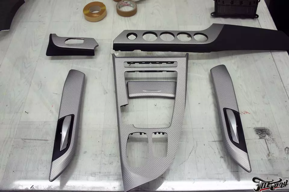 BMW Z4. Полная перетяжка салона. Ламинация деталей интерьера натуральным карбоном. Замена акустики. Часть 1.